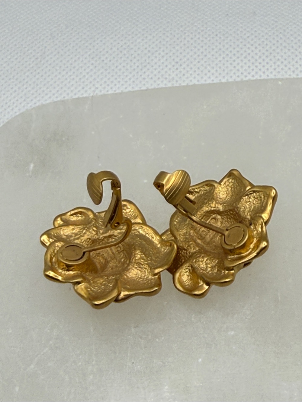 Vintage Avon Gold tone matte Rose Floral Clip-On Earrings beautiful flower - Picture 9 of 9